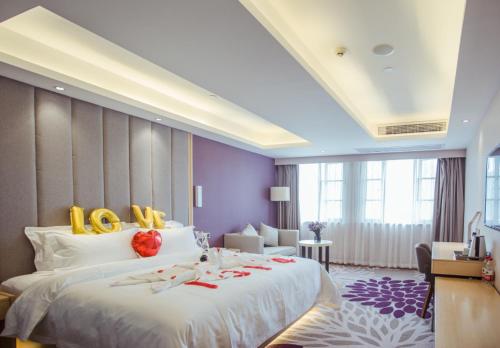 Säng eller sängar i ett rum på Lavande Hotels Jingshan Bus Station