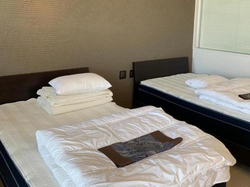 KouriにあるCielo Untenのベッド2台(白いシーツ付)