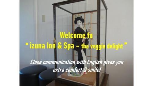 una foto de una mujer en una vitrina en IZUNA INN & SPA - the veggie delights, en Ito