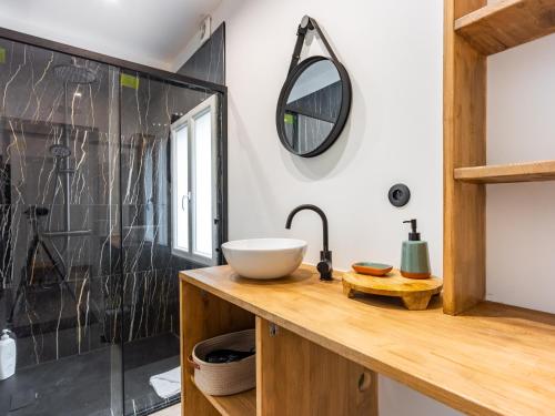 une salle de bain avec un lavabo et une douche dans l'établissement Le Chic de Dizier, à Nancy