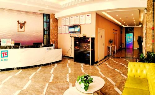 PAI Hotels·Yinchuan International Trade City في ينشوان: لوبي مع كونتر وطاولة في غرفة