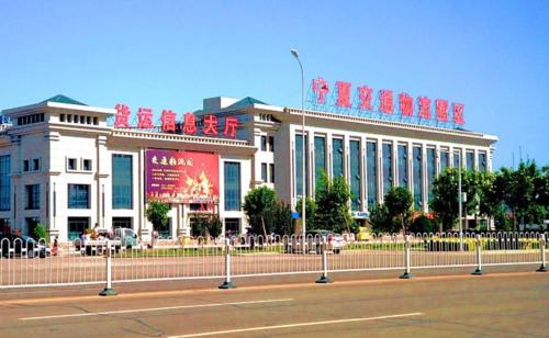 PAI Hotels·Yinchuan International Trade City في ينشوان: مبنى عليه لوحات صينية