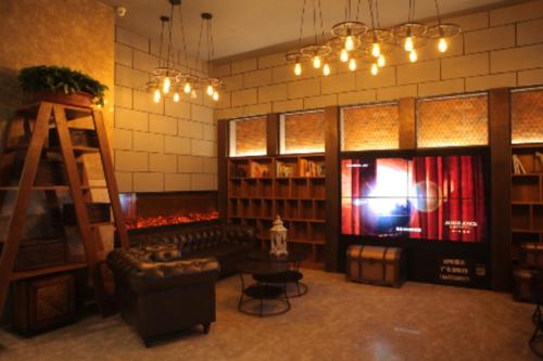 The lobby or reception area at James Joyce Coffetel·Xinzhou Heping Road