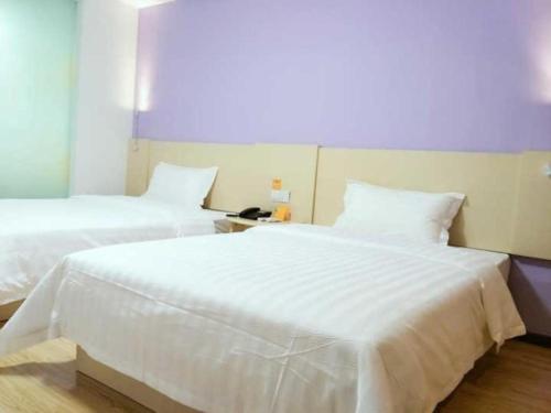 pokój hotelowy z 2 łóżkami z białą pościelą w obiekcie 7 Days Premium Zunyi Renhuai Municipal Government w mieście Renhuai