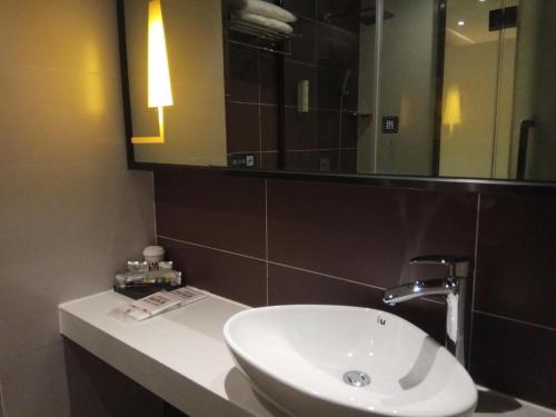 Et badeværelse på IU Hotels·Bijie Weining Caohai Railway Station