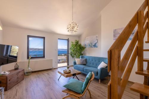 uma sala de estar com um sofá azul e algumas janelas em ROKO V em Crikvenica