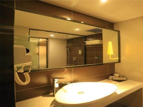 Ванная комната в IU Hotels Xinzhou Bus Terminal