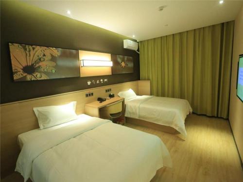 Кровать или кровати в номере IU Hotels Xinzhou Bus Terminal