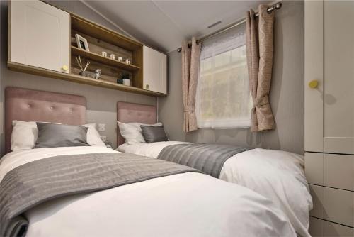 two beds in a small room withermottermottermottermott at Seaton Estate in Arbroath