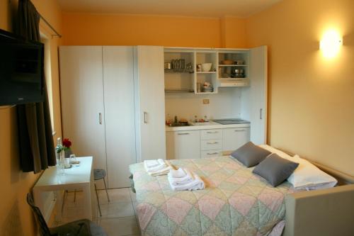a small bedroom with a bed and a kitchen at Agriturismo Argaland in Parma