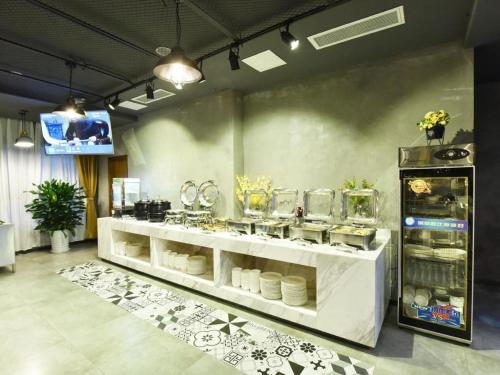 a room with a counter with manyousandousandousandousandousandousandousandousandousand at James Joyce Coffetel·Chengdu Chunxi in Chengdu