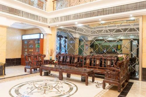 新余的住宿－Chonpines Hotels·Xinyu Baoshi Park，建筑里有一排木凳的房间