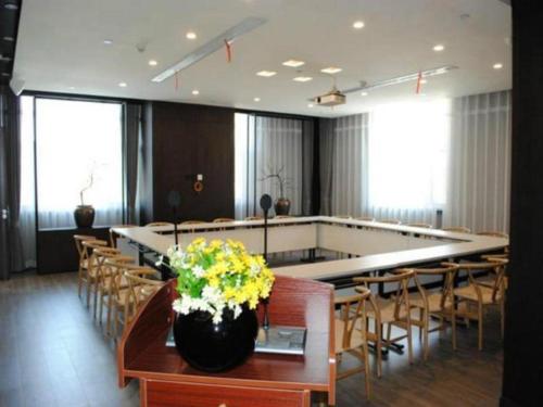 Jinjiang Inn Select Changchun Yuanda Street في تشانغتشون: غرفة طعام كبيرة مع طاولة وكراسي