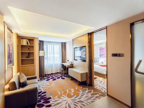 a hotel room with a bed and a living room at Lavande Hotels·Mudanjiang People's Park in Mudanjiang
