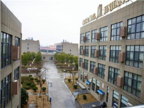 Una vista de un edificio con una calle delante de él en Jinjiang Inn Select Ningbo Hangzhouwan Bridge en Juechuan