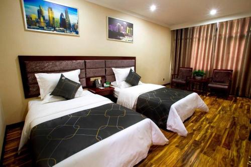 Chonpines Hotels·XiNing Qingzang Building tesisinde bir odada yatak veya yataklar