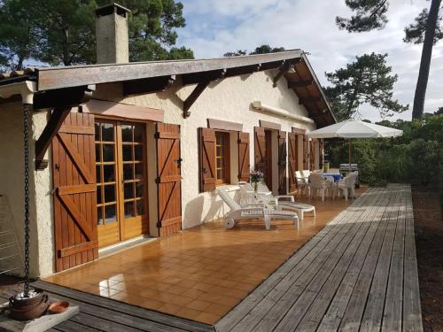 Photo de la galerie de l'établissement Nettes Ferienhaus in guter Strandlage, à Lège-Cap-Ferret