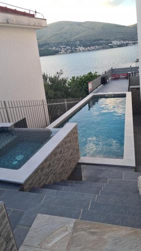 - une piscine avec vue sur l'eau dans l'établissement Villa Sandrina, à Okrug Donji