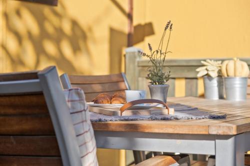 艾姆布里亞布拉瓦的住宿－Camping Castell Mar，一张桌子上放着一盘羊角面包和面包