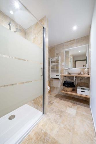 une salle de bain avec douche et lavabo dans l'établissement La maison de Lili aux portes du Luberon, à Cavaillon