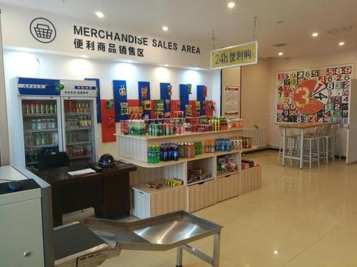 uma loja com um balcão com bebidas nas prateleiras em PAI Hotel Hami Baoda Logistics Park Test Station em Hami