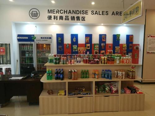 un magasin avec une exposition de produits dans un magasin dans l'établissement PAI Hotel Hami Baoda Logistics Park Test Station, à Hami