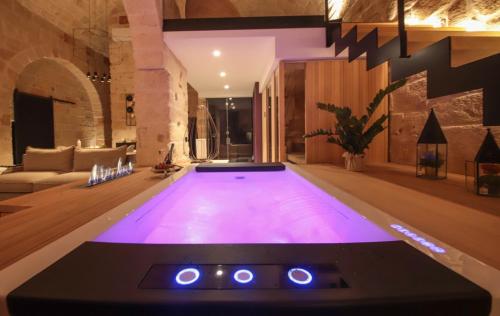 a swimming pool in the middle of a living room at SUITE & SPA VIA VENETO in Monopoli