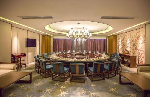 Lakehome Hotel Konggang في Hutou: غرفة طعام كبيرة مع طاولة وكراسي كبيرة