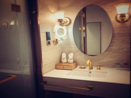 a bathroom with a sink and a mirror at James Joyce Coffetel·Anyang Text Museum in Anyang