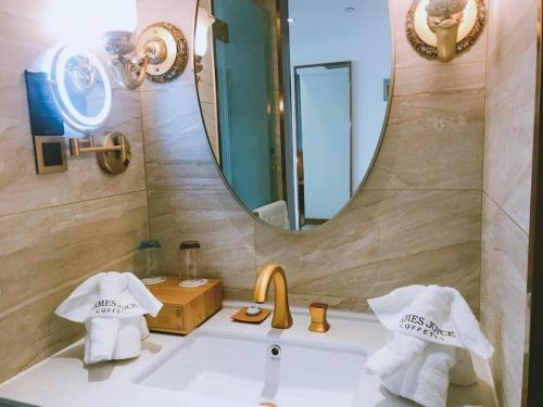 a bathroom with a sink and a mirror at James Joyce Coffetel·Anyang Text Museum in Anyang