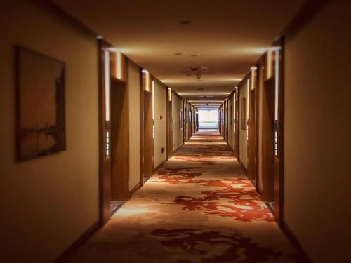 an empty hallway with a long corridor at James Joyce Coffetel·Anyang Text Museum in Anyang