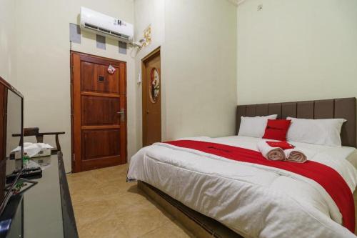 KoolKost near Stasiun Poris Tangerang في Porisgaga: غرفة نوم عليها سرير وفوط