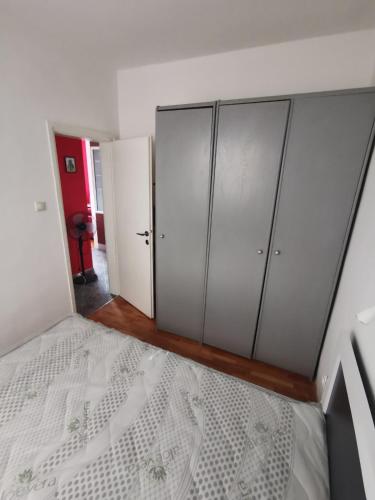 Katil atau katil-katil dalam bilik di Beloved birch apartment