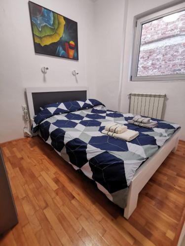 Katil atau katil-katil dalam bilik di Beloved birch apartment