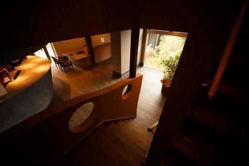 由布市にあるYufuin Luxury Villa -zakuro-のキッチンとリビングルームが備わる客室です。