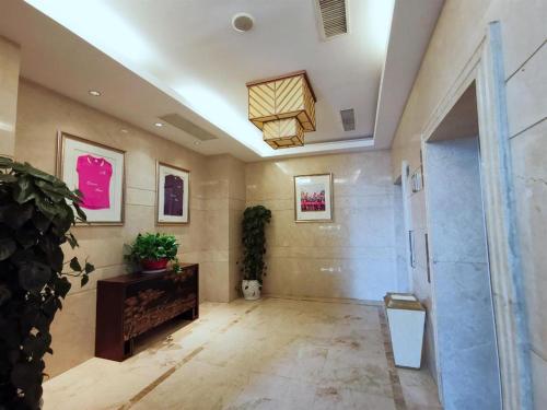 YONG JING VILLA في Xuejiawan: غرفة معيشة مع خزاف وسقف