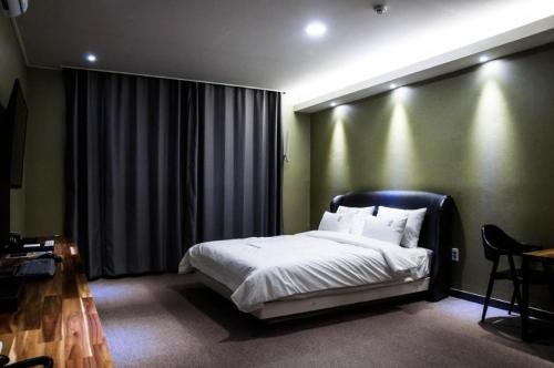 Tempat tidur dalam kamar di Heitz Hotel