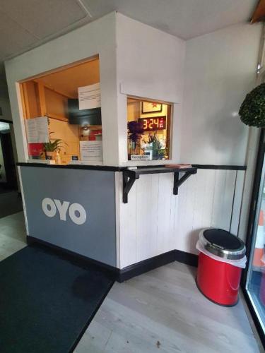 un kiosque avec un panneau à l'avant d'un restaurant dans l'établissement OYO Devine Beach Hotel, Westcliff Southend-On-Sea, à Westcliff-on-Sea