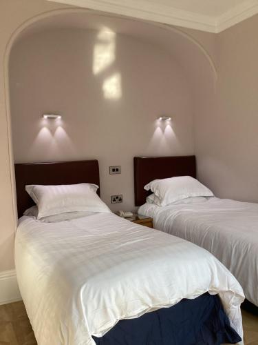Postel nebo postele na pokoji v ubytování Aachen Hotel
