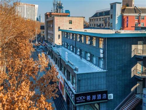 Xana Hotelle·Zibo Shandong University of Technology East Campus في تزيبو: اطلالة على مبنى في مدينة
