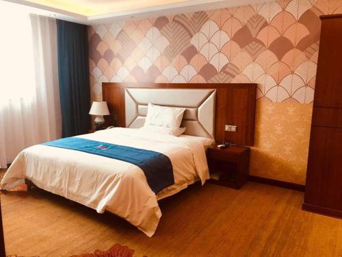 a bedroom with a large bed in a room at PAI Hotel·Luoyang Dingding Bei Road Hongjin Logistics International Peony Garden in Luoyang