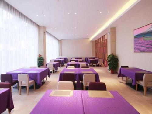 Restoran atau tempat lain untuk makan di Lavande Hotel·Heyuan Bavaria