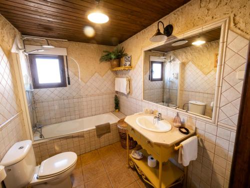 La salle de bains est pourvue d'un lavabo, de toilettes et d'une baignoire. dans l'établissement Posada el Campanario, à Rascafría