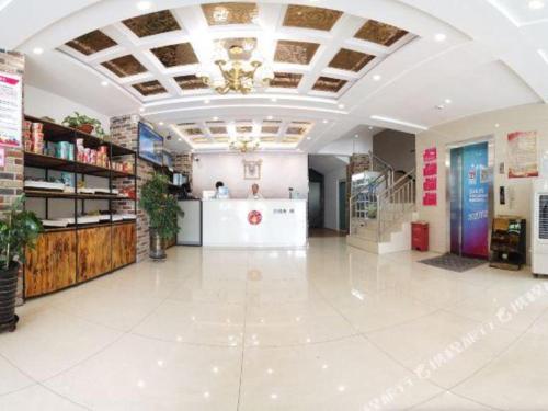 Großes Zimmer mit Lobby mit Apotheke in der Unterkunft PAI Hotel·Hami Yingbin Avenue Airport in Hami