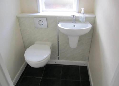 Baño pequeño con aseo y lavamanos en Durley house en Alphington