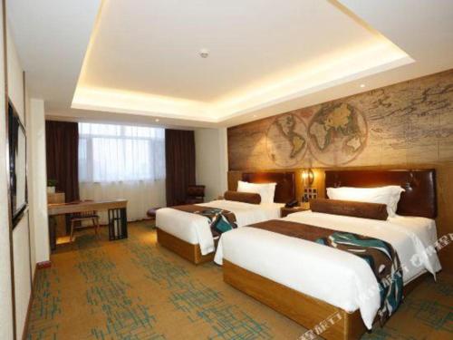 BinhaiにあるJames Joyce Coffetel Tianjin Development 3rd Street MSDのベッド2台とテーブルが備わるホテルルームです。