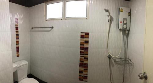 uma casa de banho com um chuveiro e um WC. em New Home Nakhon Chai Si em Talat Amphoe Nakhon Chai Si