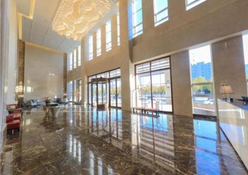 a large lobby with a pool in a building at Echeng Hotel Dongying Kenli Destrict Government in Kenli