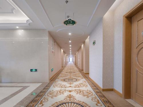 un couloir vide avec un corridornhngthngthngthngthngthngthngthngthngthngthngthngthngth dans l'établissement Vienna Hotel Jiangsu Changzhou Zouqu Lamp Market, à Beigang
