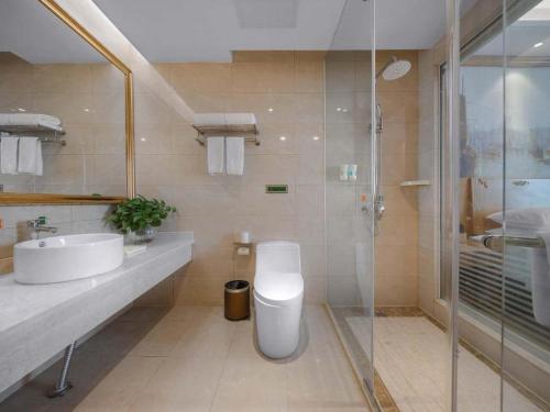 La salle de bains est pourvue de toilettes, d'un lavabo et d'une douche. dans l'établissement Vienna Hotel Jiangsu Changzhou Zouqu Lamp Market, à Beigang